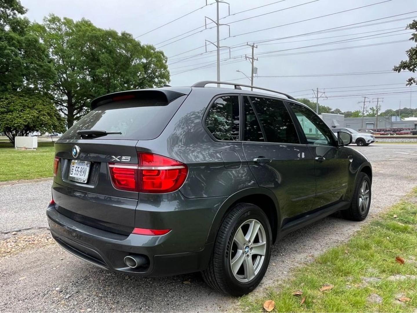 2011 Grey /Tan BMW X5 xDrive 35D (5UXZW0C55BL) with an M57 Twin Turbo I6 Diesel engine, Automatic transmission, located at 5700 Curlew Drive, Norfolk, VA, 23502, (757) 455-6330, 36.841885, -76.209412 - Photo#5